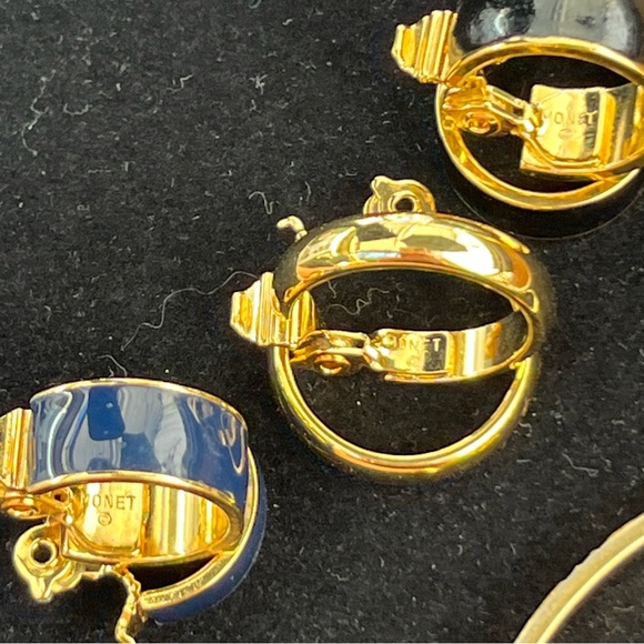 Vintage Signed Monet Gold Tone Metal Jewelry Lot, 4 Pieces Earrings & Bracelet - Picture 5 of 7